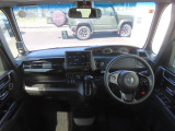 【インパネ周り】広々とした視界性の良い運転席です。ゆったりとした快適な乗り心地で運転できます。インテリアカラーはブラックを基調とし、漆黒に映えるクロームメッキの輝きで上質な空間に仕立てました。