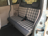 後席も広々!前席との距離や荷室の奥行きを、左右席で別々に調節できるスライドリアシートです。