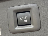 【パワーバックドア】スマートキーや運転席のボタンを押すだけでリアゲートが自動で開閉します!荷物を持っている時や、高い位置にあるバックドアを閉める際に便利な機能です♪