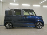 リアには左右スライドドアを採用。狭い駐車場でも開閉しやすく、強風の日でもドアが煽られにくくなっております。小さなお子さまやご年配の方も安心して乗り降りできます。