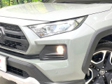 【LEDヘッドライト】悪天候や夜間走行時も良好な視界を確保し安心して運転できる高輝度LEDヘッドライトを装備!点灯速度が早く、消費電力も抑えられています。