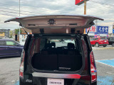 ガラスハッチになっています。後方が狭いときに荷物を出し入れをする際に便利です。