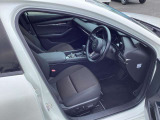 運転席はまっすぐな姿勢でシートに座り、足を自然に伸ばして操作できる位置各ペダルを配するという理想的なレイアウトを実現しています!ぜひ一度MAZDAのドライビングポジションをご体感ください。