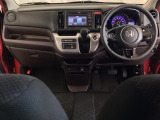 車内は光触媒抗菌消臭施工済です。インパネ周りはスタイリッシュなデザインです。グローブボックスやカップホルダーのほかにトレーなどたくさんの収納スペースが付いています。