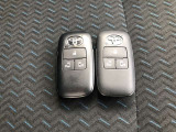 スマートキー付きです!カバンやポケットに入れて持っているだけで、ボタン一つでドアロックを開閉できます。スマートキーを持って、ブレーキを踏んでスィッチを回すだけでエンジンが始動します!!