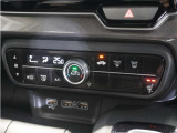 【オートエアコン】温度を設定すれば自動で快適な車内温度を保ちます。エアコン内部の高性能脱臭フィルターで車内のアレルゲンや花粉を除去。