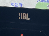 【JBLサウンドシステム】の高品位サウンドシステムを搭載。専用のチューニングが施された大小様々なスピーカーから良質なサウンドが奏でられ、臨場感あふれる音響空間を演出します。