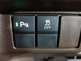 パーキングセンサーや横滑りを防ぐVSA等のスイッチ類は運転席の右側、手の届きやすい位置にあります。