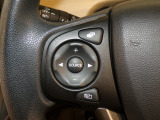 【ステアリングリモコン】ステアリングにオーディオ調節可能なスイッチが装備されていますので運転中でも視線をそらさずにオーディオの調節が可能です!