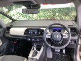 ご覧のように、視界が広く運転しやすいように設計されています。また、フルオートエアコンで快適です。
