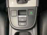 セレクトレバーの下に電子制御パーキングブレーキがあります。スイッチひとつで、停車した地点の傾斜などをシステムが検知・判断してブレーキ力を自動的に最適制御し、しっかり停車できるパーキングシステムです。