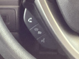 ステアリングのスイッチで通話操作が可能。手を離さずに使えるので安心して運転できます。