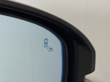 ブラインドスポットモニターを装備。自車の車速が 20km/h以上で前進しているとき、隣接する車線後方に他の車両が走行していることを知らせ、運転者の車線変更などの操作の際の負担を軽減するシステムです。