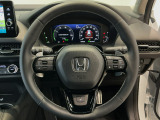 運転にかかわる様々な操作を安全に行えるように視点移動が少なく操作性に配慮されたスイッチ類が凝縮されたコクピットです。