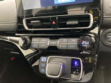 オートエアコンは温度を設定するだけで、自動で風量などを設定してくれます。運転しながら操作も必要ないので、安全性も向上します。