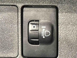 対向車や先行車への配慮が可能。積載物の状況に応じてヘッドライトの照射角度を手動調整できるスイッチ。