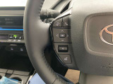 運転中、オーディオの操作をしてて、ハッとしたことはありませんか?ステアリングスイッチは、運転中でもハンドルでオーディオの操作が可能です。安全なドライブをサポートします。