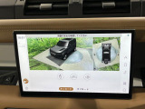 サラウンドカメラ(360&deg;カメラ) 車載のカメラを駆使し、車を真上から見下ろしている映像に変換、センターディスプレイに表示させ、安全な駐車をサポート。縦列駐車や狭い場所への駐車に大きく役立ちます。
