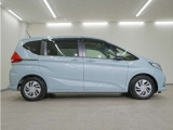 リアには左右スライドドアを採用。狭い駐車場でも開閉しやすく、強風の日でもドアが煽られにくくなっております。小さなお子さまやご年配の方も安心して乗り降りできます。