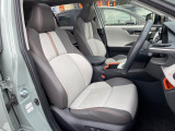 【合皮レザーシート】汚れのふき取りが容易でメンテナンスもが簡単な、機能性に優れる合成皮革を採用した上質なシートです。座り心地もよく、高級感あふれる心地良い車内空間を演出してくれます。
