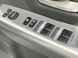 【電動格納ミラー】サイドミラーは電動格納式となっており、狭い駐車場でもキズがつくリスクを抑えられます。