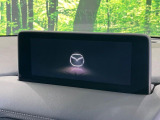 【8.8インチマツダコネクト】車内の雰囲気にマッチした大型ディスプレイ。スマホ接続でのナビ使用やBluetooth再生等、様々な機能が楽しめます。直感的なダイヤル操作が可能で、使い勝手も良好です。