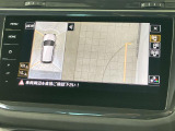 ギアをリバースに入れると車両後方の映像を映し出します。画面にはガイドラインが表示され、車庫入れや縦列駐車などの際に安全確認をサポートします。