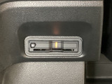 ハンドルの左下にETCがついています。高速道路の料金所の通過も楽々です。 カードの取り出しもしやすい場所についています。