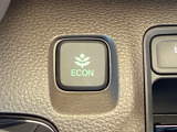 【eコンスイッチ】低燃費運転をサポートするECONモード。スイッチをONすると、エンジンやトランスミッション、A/Cなどを協調制御し、燃費の向上に貢献。エコドライブの効果を高めます。