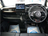 運転にかかわる様々な操作を安全に行えるように視点移動が少なく、操作性に配慮されたスイッチ類が凝縮されたコクピットです。