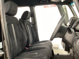 座面も厚みがあり背もたれも高く、広い足元にゆったり座れるシートです。運転席と助手席の間が空いている為、助手席側への移動がスムーズです。交通量の多い道でも助手席側から乗り降りができます。