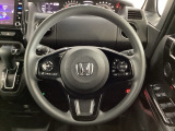 ハンドルにHondaセンシング系のクルーズコントロールやレーンキープアシストなどのスイッチと、オーディオの操作スイッチが装備されています。ハンドルから手を離さず安全に操作できます。