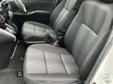 運転席・助手席もゆったり乗れます♪