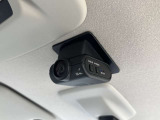 ドライブレコーダー付きで前方だけでなく車室内も録画できるので万一のとき記録に残せて安心です。