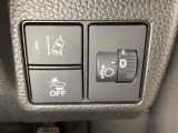 ハンドルの右側にはヘットライトリベライザーとHondaセンシング用のメインスイッチがついています。ヘッドライトリベライザーは道路状況や積荷の加重に応じてライトの高さを調節できます。