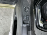 狭い駐車場で便利な電動格納ドアミラーが付いています。