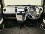 【インパネ】運転のしやすさを最優先に設計された見晴らしの良いフロントビュー。車両間隔が掴みやすく狭い道でも安心♪「安全」と「品質」を最優先に、安心してお乗りいただけるクルマを提供いたします。