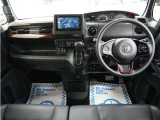 運転にかかわる様々な操作を安全に行えるように視点移動が少なく、操作性に配慮されたスイッチ類が凝縮されたコクピットです。