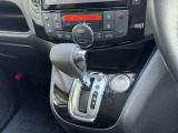 エアコンはオートエアコンです(^-^)温度調節も細かくできるので車内を快適な温度にできますよ(*^^*)人気の装備です☆