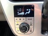 【オートエアコン】一度お好みの温度に設定すれば、車内の温度を検知し風量や温度を自動で調整。暑い&hellip;寒い&hellip;と何度もスイッチ操作をする必要はありません。快適な車内空間には必須の機能ですね♪
