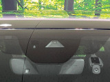 【i-ACTIVESENSE】走行中に前方の車両等を認識し、衝突しそうな時は警報とブレーキで衝突回避と被害軽減をアシスト。より安全にドライブをお楽しみいただけます。