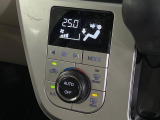 【オートエアコン】一度お好みの温度に設定すれば、車内の温度を検知し風量や温度を自動で調整。暑い&hellip;寒い&hellip;と何度もスイッチ操作をする必要はありません。快適な車内空間には必須の機能ですね♪