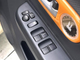 【電動格納ミラー】サイドミラーは電動格納式となっており、狭い駐車場でもキズがつくリスクを抑えられます。