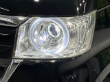 【LEDヘッドライト】悪天候や夜間走行時も良好な視界を確保し安心して運転できる高輝度LEDヘッドライトを装備!点灯速度が早く、消費電力も抑えられています。