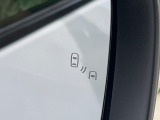 【ブラインドスポットモニター】走行中、ドアミラーの死角になりやすい箇所に後続車が接近するとサイドミラー付近に警告を表示、ドライバーに注意喚起をしてくれます。