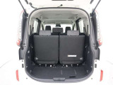 後席シートを収納して大きな荷物も積めます