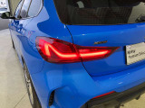 L字型リアコンビランプ:BMWの伝統的なデザインのひとつです。夜間でも誰が見てもBMWとわかる印象的なデザイン。