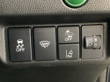 ハンドルの右側にはヘットライトリベライザーとHondaセンシング用のメインスイッチがついています。ヘッドライトリベライザーは道路状況や積荷の加重に応じてライトの高さを調節できます。