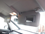 運転席側には簡易的な身だしなみチェックができるバニティミラー付きです☆