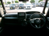 大きなフロントガラスで広々とした視界の運転席まわりです。